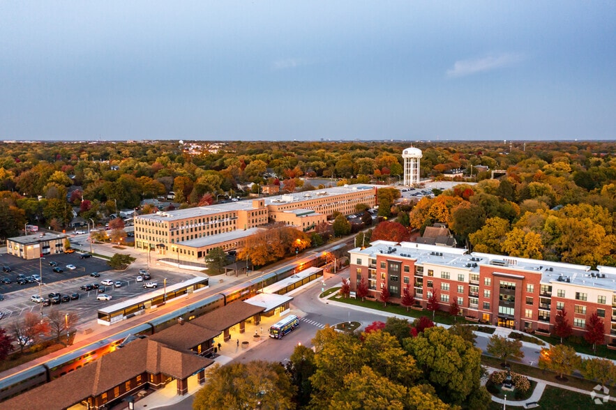 More Photos Of 200-300 E 5th Ave, Naperville Apartments For Lease
