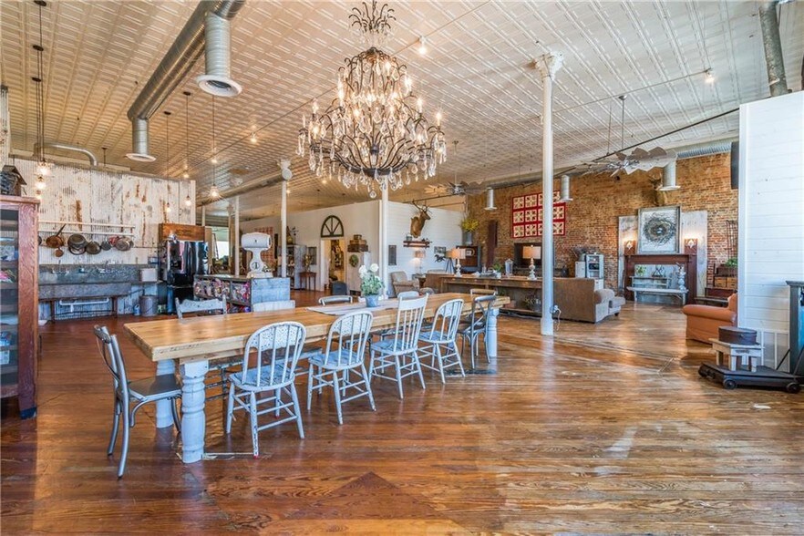 More Photos Of 306 W Main St, Denison Storefront For Sale