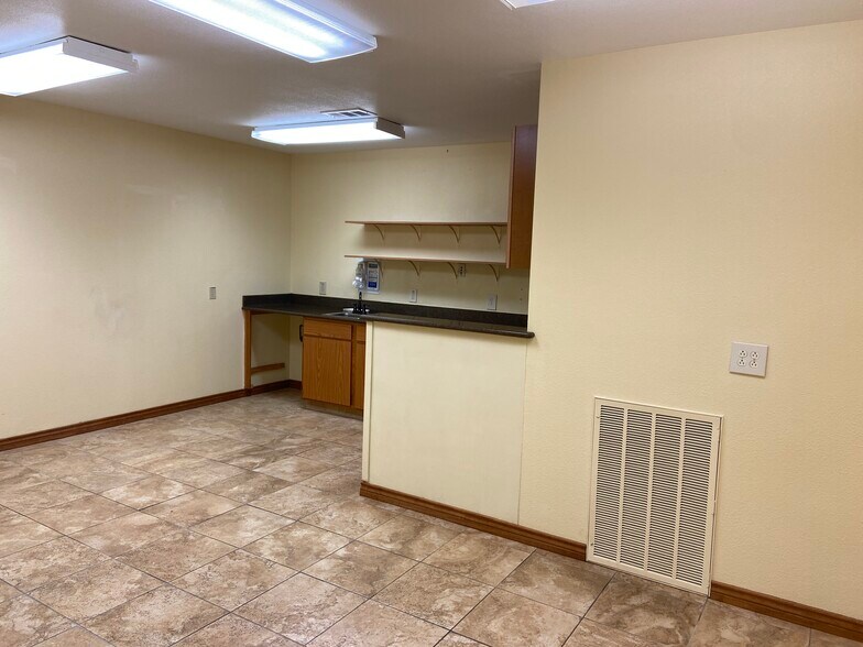 More Photos Of 515 N King St, Seguin Medical For Lease