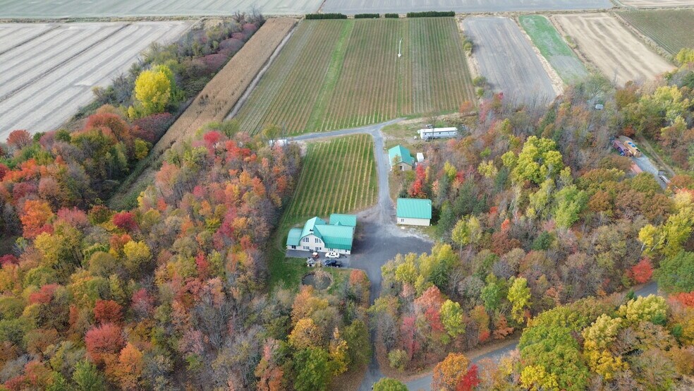 More Photos Of 4310 Chem. du Cordon, Varennes Winery Vineyard For Sale