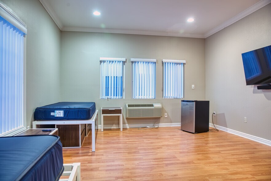 More Photos Of 668 W 28th St, Los Angeles Apartments For Sale