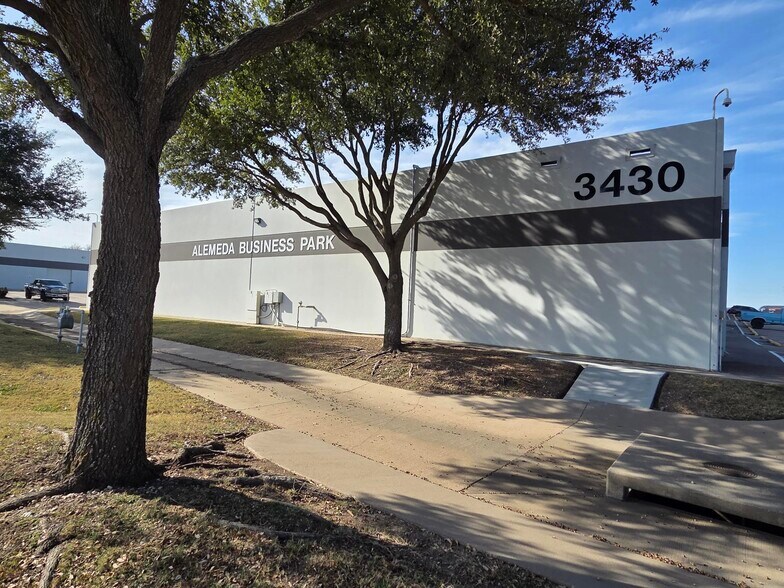 More Photos Of 3430 Alemeda St, Fort Worth Warehouse For Lease