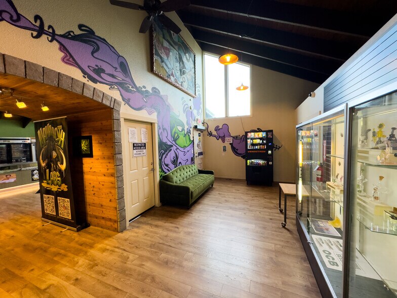 More Photos Of 11850 N Center Ave, Portland Storefront For Sale