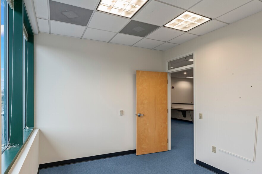 More Photos Of 19455 Deerfield Ave, Lansdowne Medical For Lease