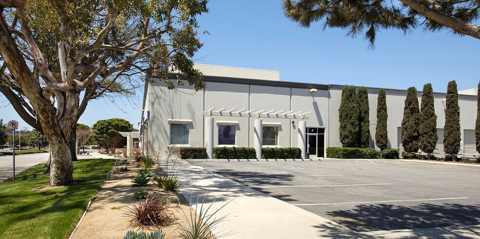 More Photos Of 300 S Lewis Rd, Camarillo Warehouse For Lease