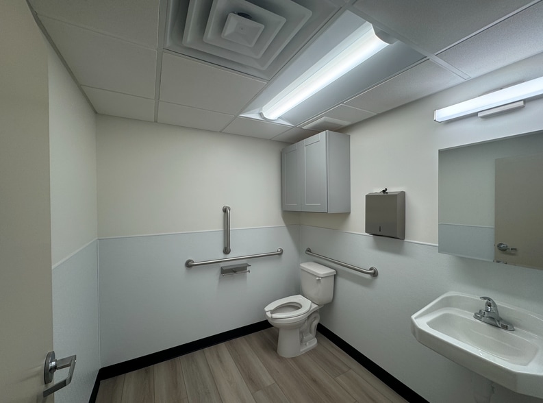 More Photos Of 240 N Sunway Dr, Gilbert Manufacturing For Lease