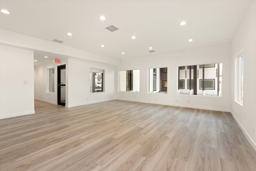 More Photos Of 21107-21115 Vanowen St, Canoga Park Medical For Lease