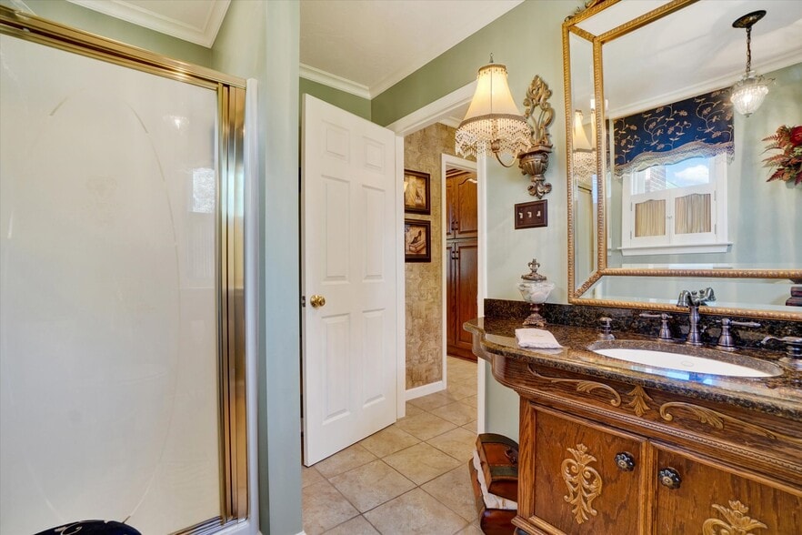 More Photos Of 2553 Roosevelt Ave, York Flex For Sale