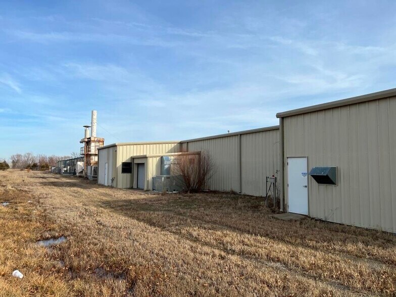 More Photos Of 2921 E 290 Rd, Grove Manufacturing For Lease