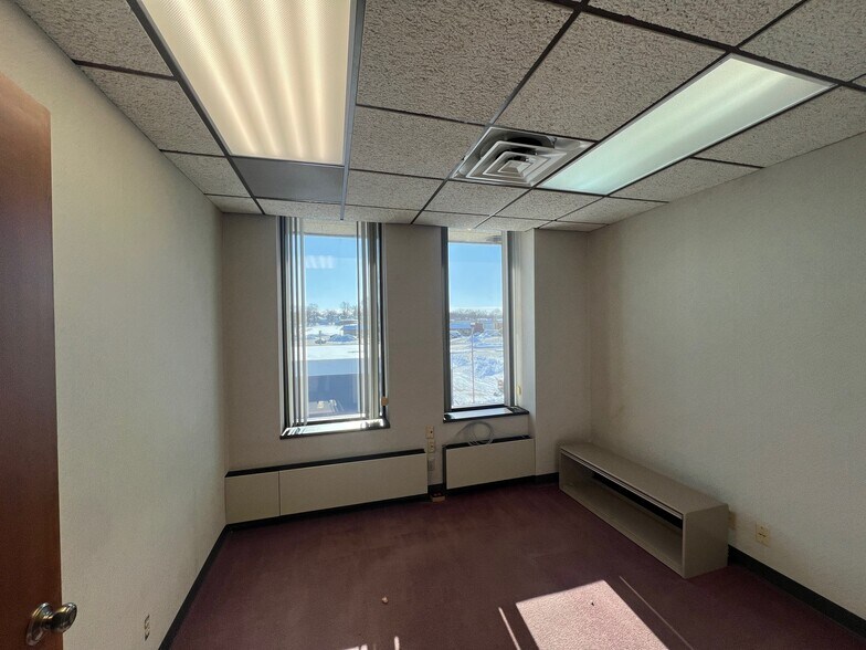 More Photos Of 660 N University Blvd, Middletown Office For Sale