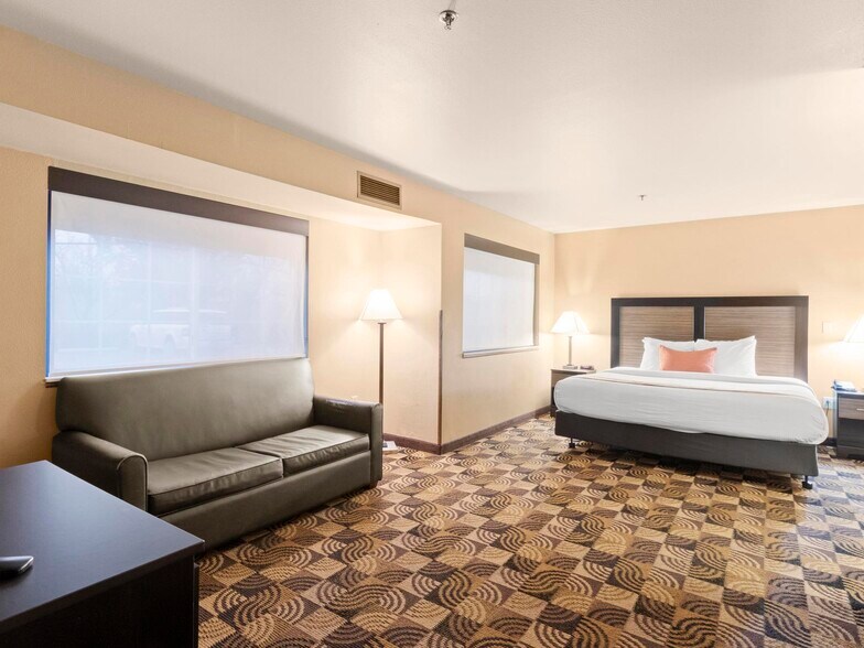 More Photos Of 1001 W College, Oak Creek Hotel For Sale