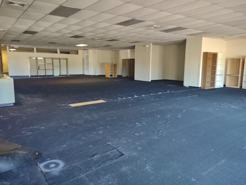 More Photos Of 319 Broad St, Manchester General Retail For Sale