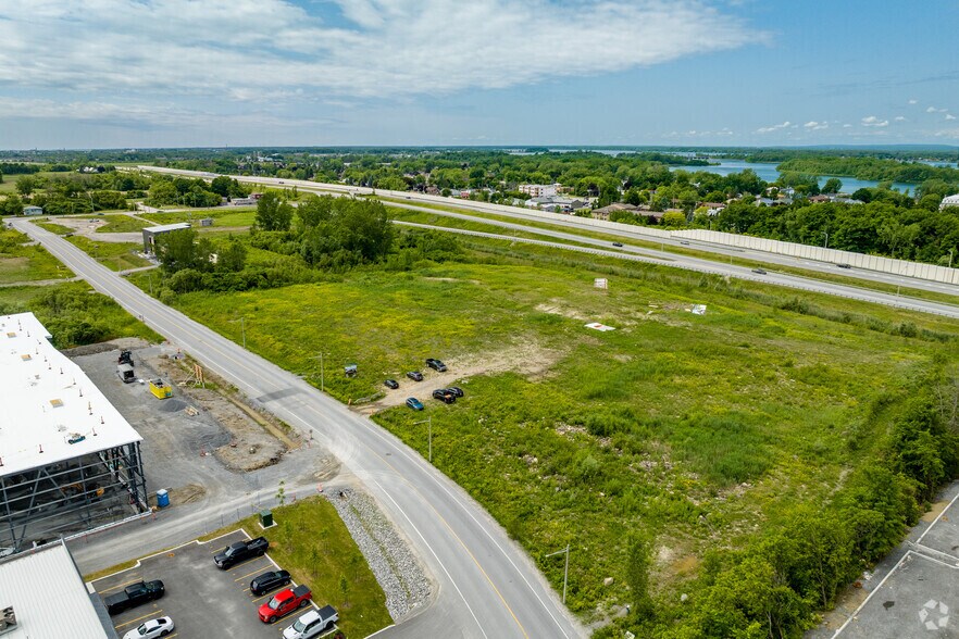 More Photos Of Avenue Pierre-Dansereau, Salaberry-de-valleyfield Distribution For Lease