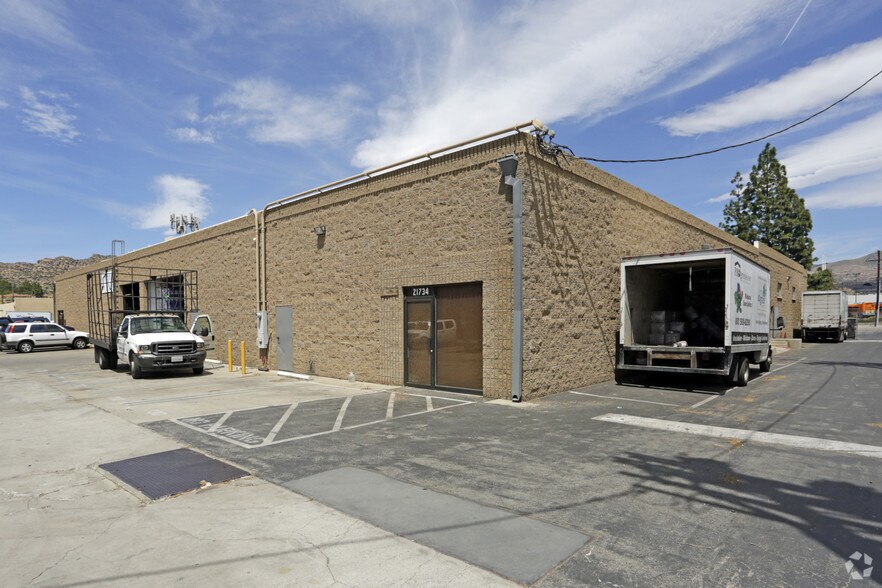 More Photos Of 21730-21736 Marilla St, Chatsworth Warehouse For Lease