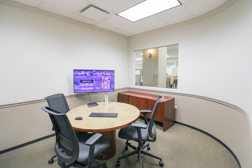More Photos Of 6400 N Northwest Hwy, Chicago Apartments For Lease