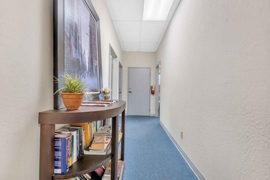 More Photos Of 22231 Mulholland Hwy, Calabasas Office For Lease