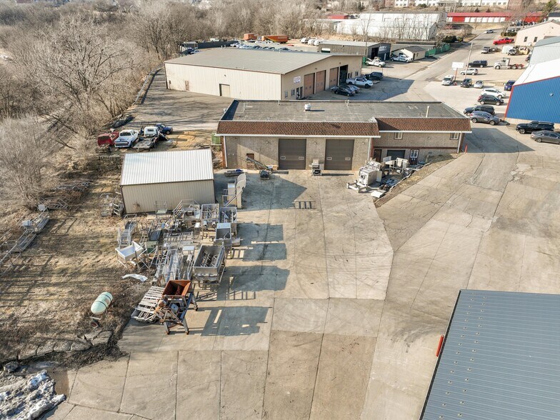 More Photos Of 1000 Century Cir, Dubuque Flex For Lease