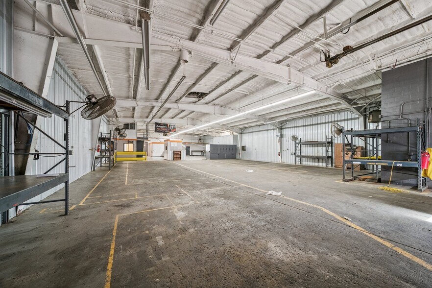 More Photos Of 8118 E 44th St, Tulsa Warehouse For Lease