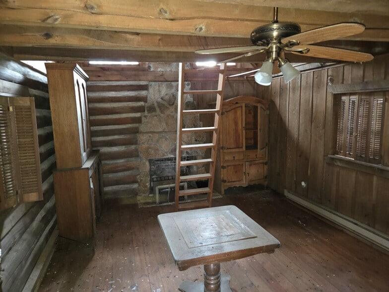 More Photos Of 934 Commander Dr, Roanoke Specialty For Sale