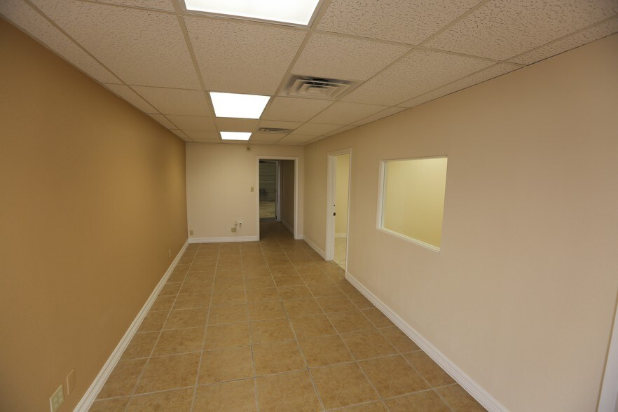 More Photos Of 5426-5440 Schertz Rd, San Antonio Flex For Lease