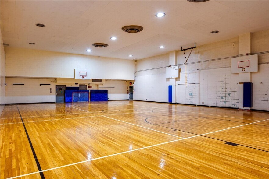 More Photos Of 16711 73rd Ave, Fresh Meadows Religious Facility For Lease