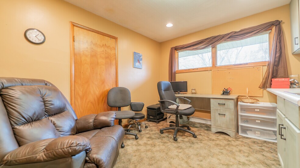 More Photos Of 705 N Main St, Kouts Office For Sale