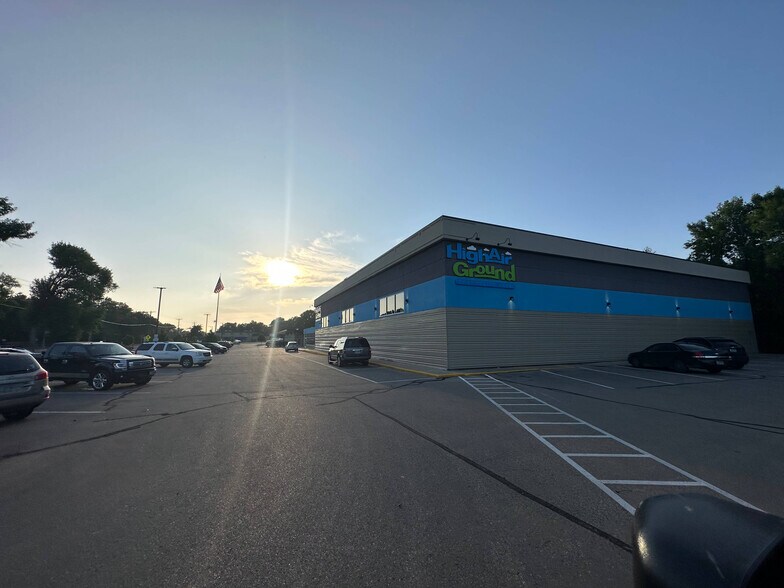 More Photos Of 1250 4th Ave NW, Minot Storefront For Lease