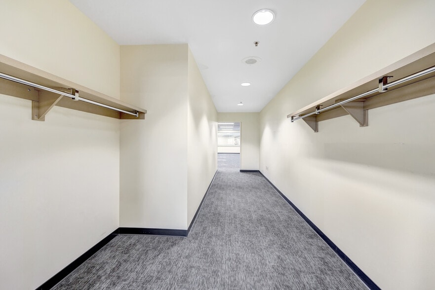 More Photos Of 3500 Packerland Dr, De Pere Office For Lease