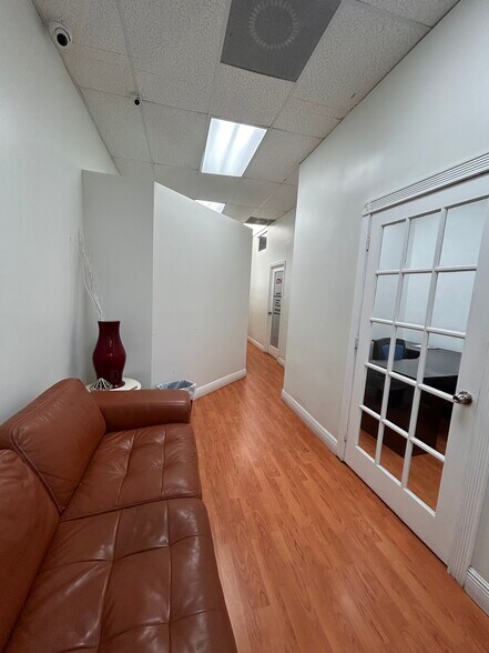 More Photos Of 19300 W Dixie Hwy, Miami Office For Lease
