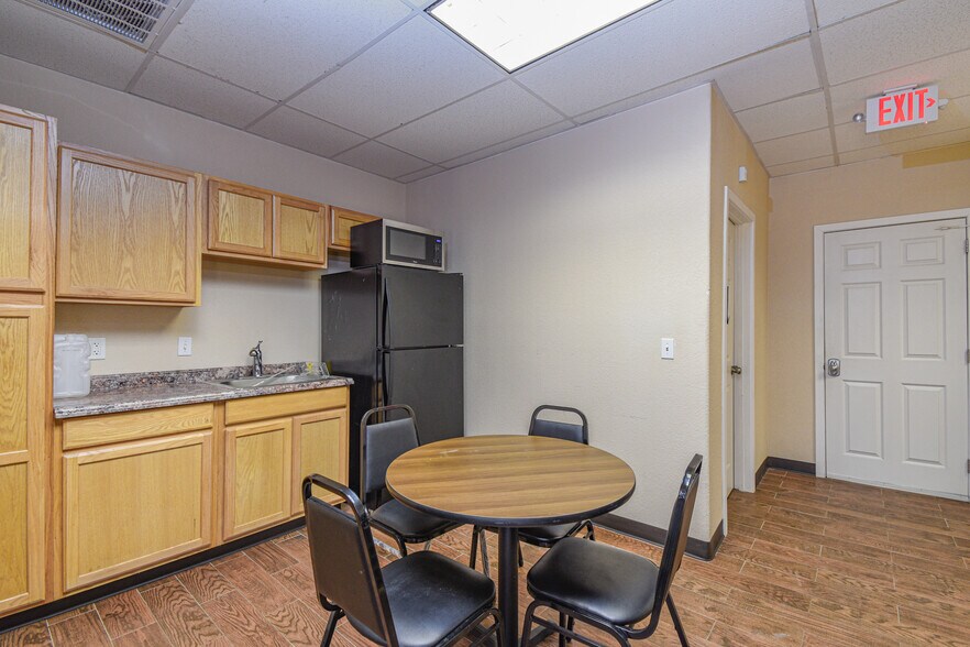 More Photos Of 315 Industrial Park Blvd, Willis Light Manufacturing For Sale