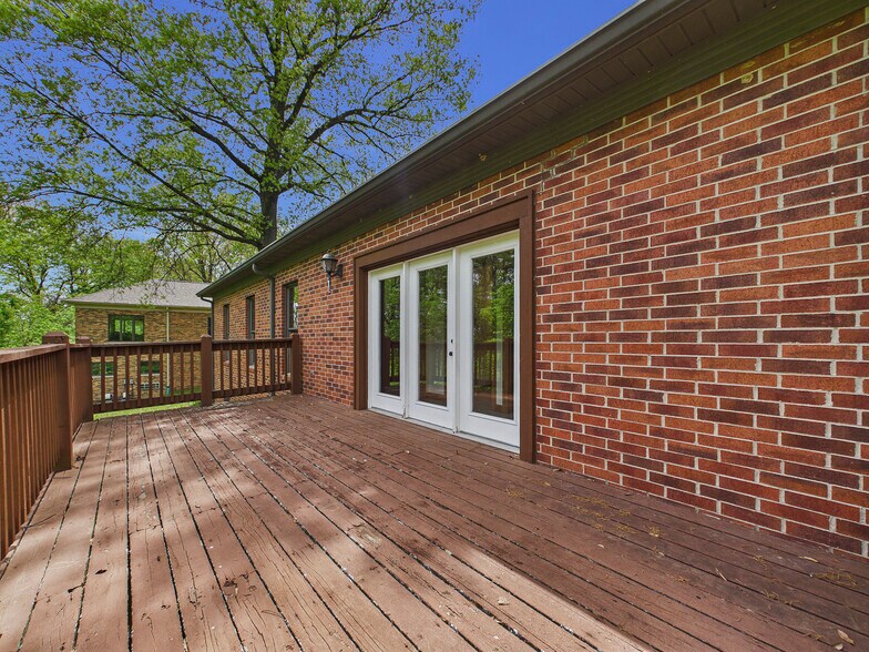 More Photos Of 5 Executive Woods Ct, Swansea Medical For Sale