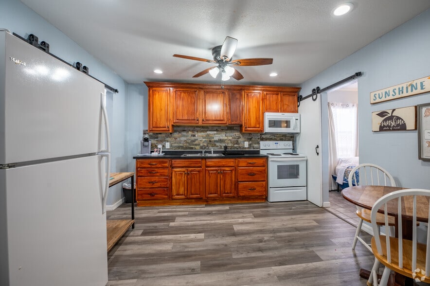 More Photos Of 2060 US Highway 27 N, Avon Park Hotel For Sale