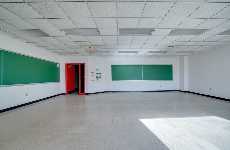 More Photos Of 275 Portsmouth Ave, Stratham Light Manufacturing For Sale