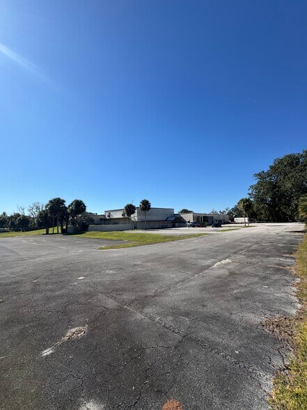 More Photos Of 801 E International Speedway Blvd, Deland Manufacturing For Lease