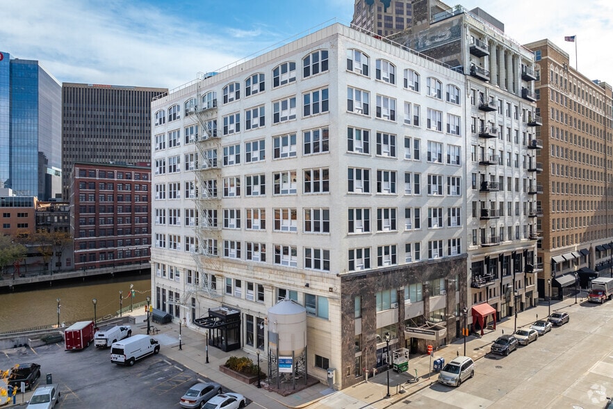 Primary Photo Of 740 N Plankinton Ave, Milwaukee Apartments For Lease