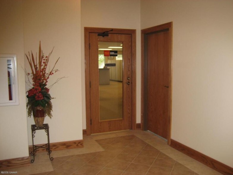 More Photos Of 324 Broadway St, Alexandria Freestanding For Lease