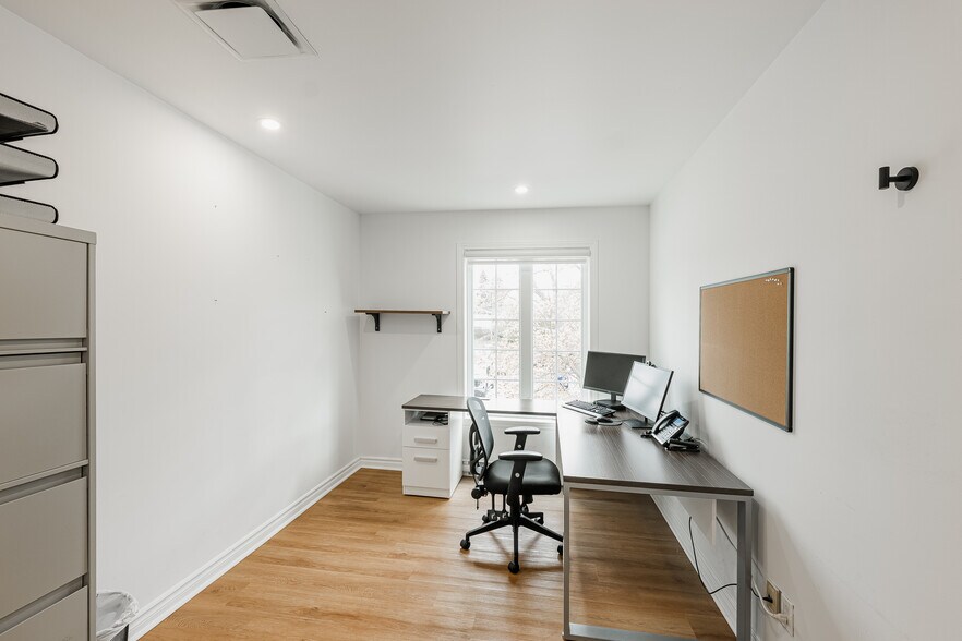 More Photos Of 675 Boul Samson, Laval Office For Sale