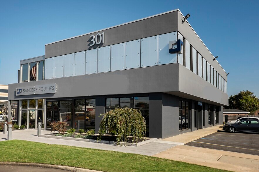 Primary Photo Of 301 N Broadway, Jericho Storefront Retail Office For Lease