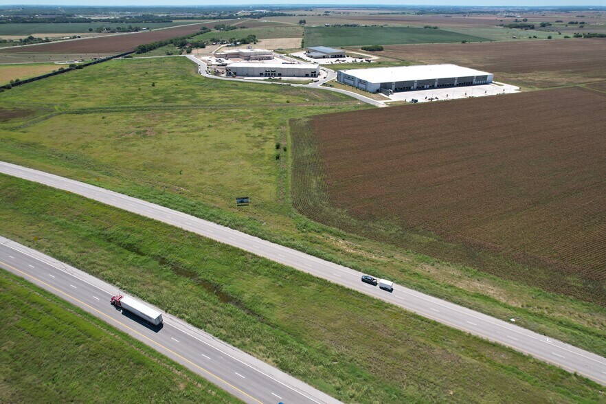 More Photos Of 2605 Dewitt St, Lockhart Distribution For Lease