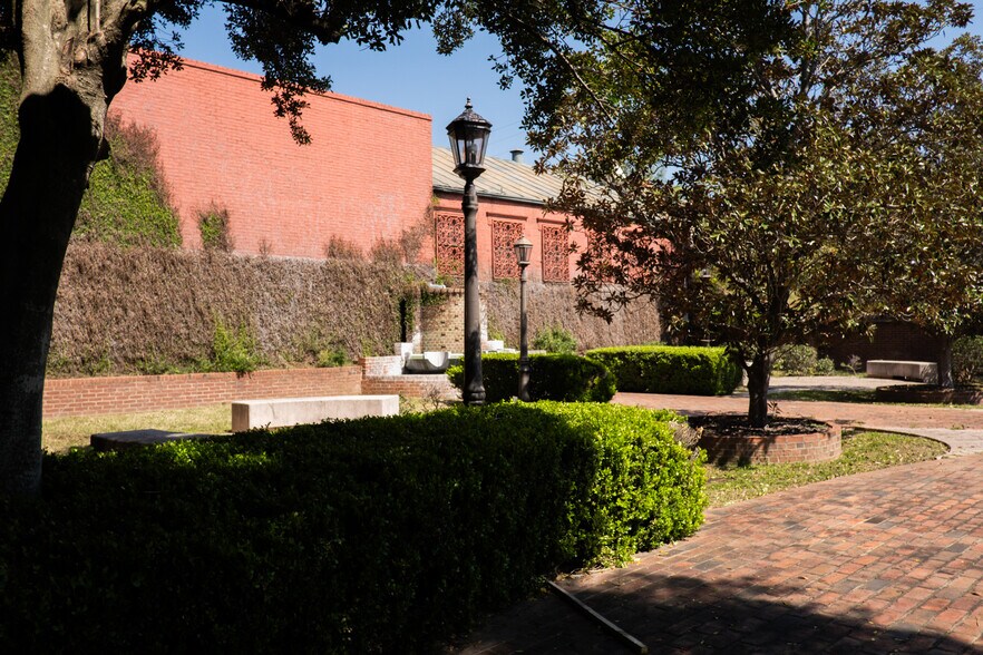 More Photos Of 200 N Canal St, Natchez Flex For Sale