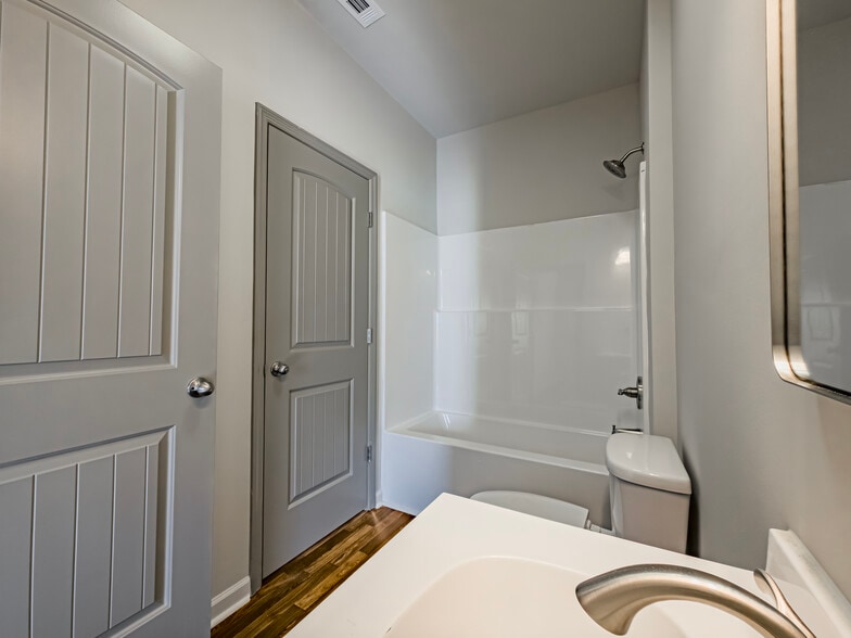 More Photos Of 1604 Lankford Dr, Valdosta Apartments For Sale