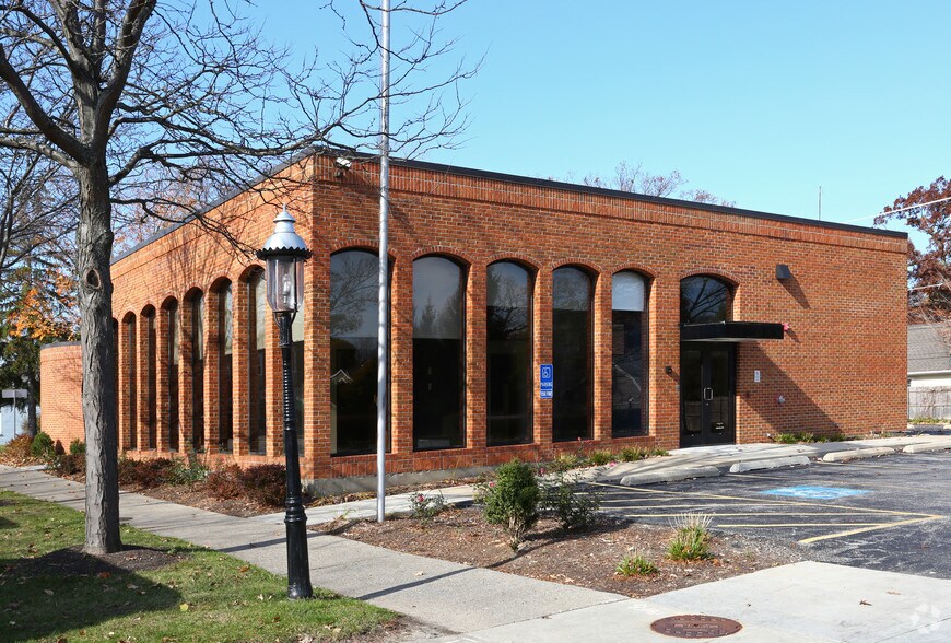 More Photos Of 120 E Scranton Rd, Lake Bluff Bank For Lease