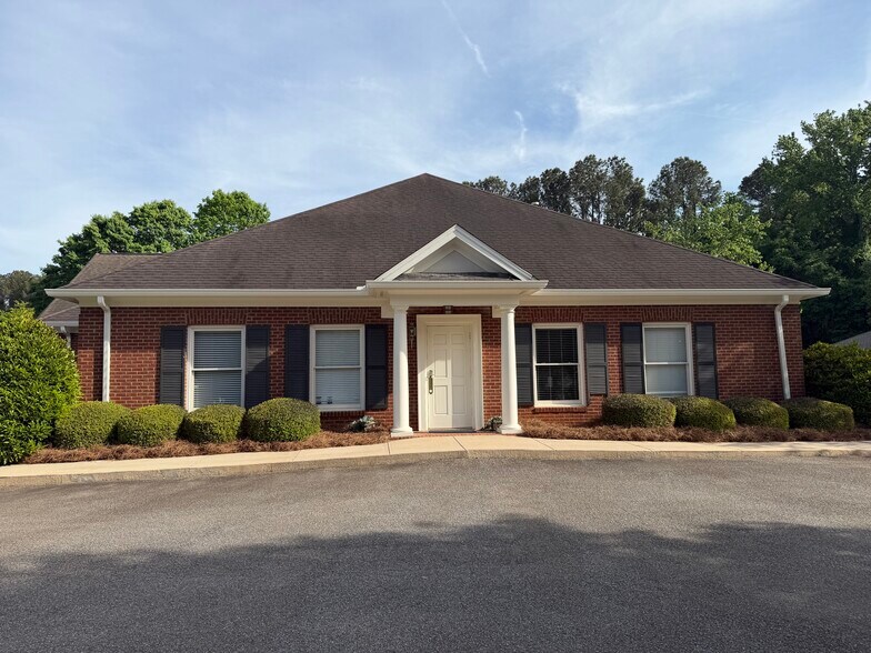 More Photos Of 385 Hawthorne Ln, Athens Medical For Lease