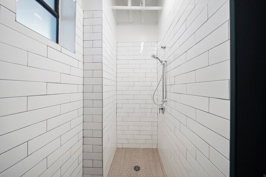 More Photos Of 121 St Emanuel St, Houston Flex For Sale