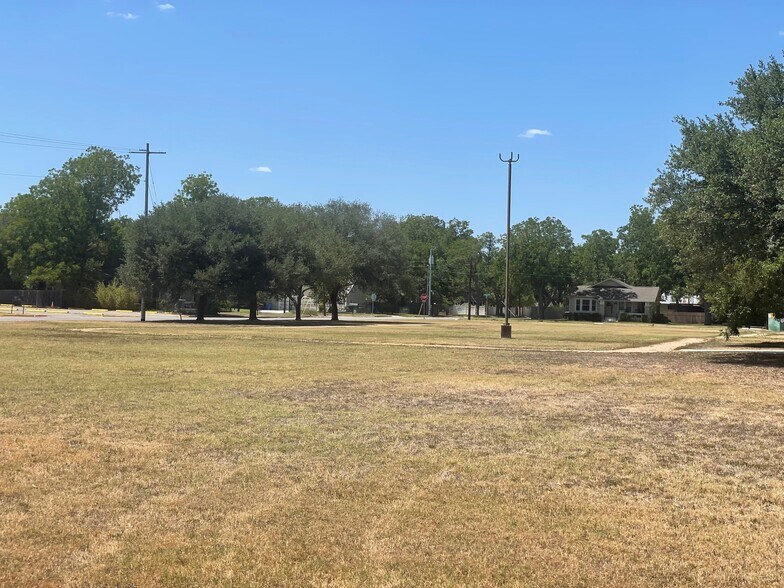 More Photos Of 216 E College St, Seguin Flex For Sale