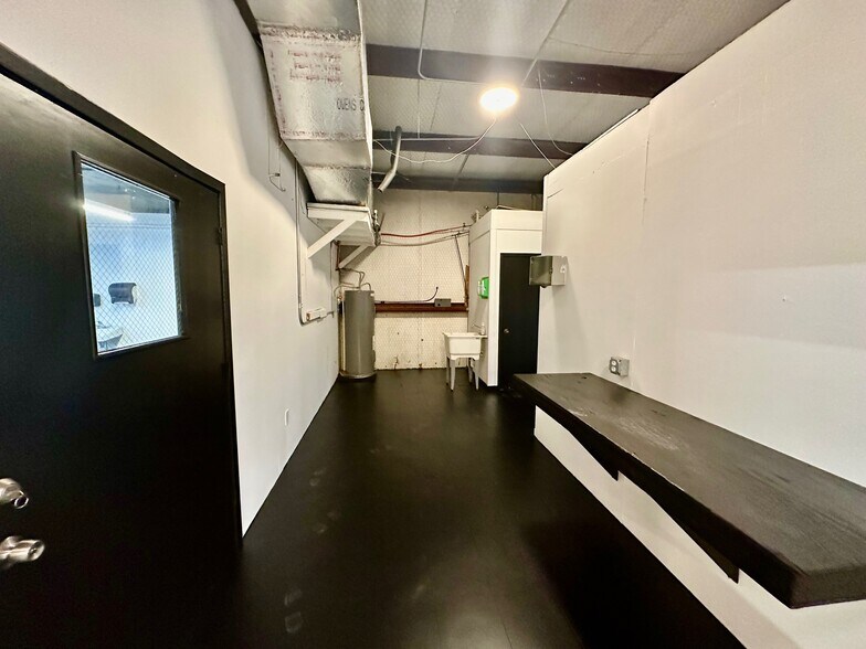More Photos Of 210 Gravel St, Seguin Warehouse For Lease