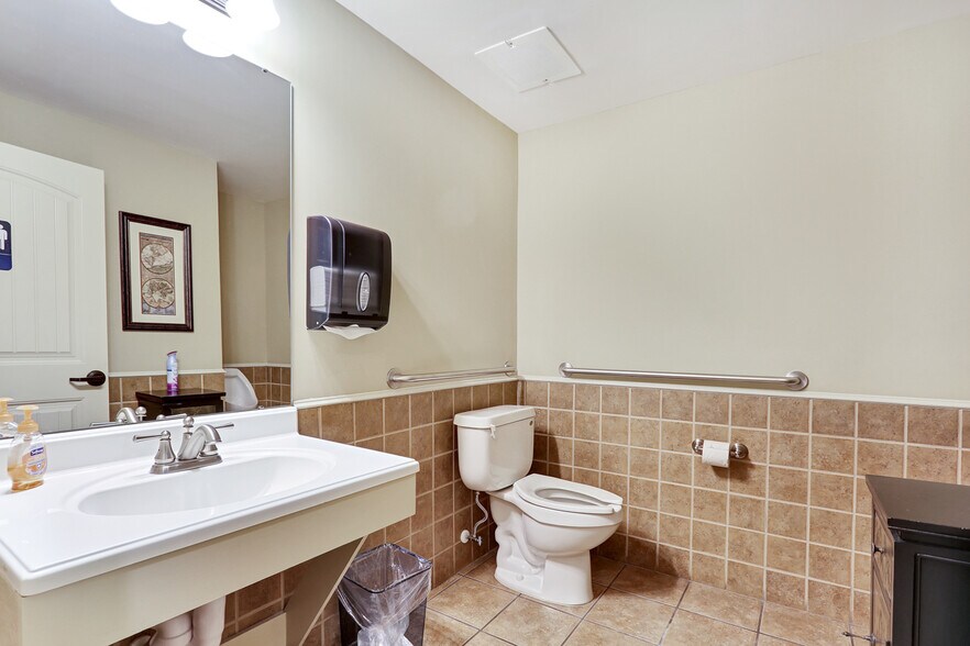 More Photos Of 68 Pointe Cir, Greenville Office For Lease