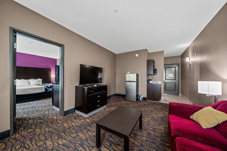 More Photos Of 110 Bmt Dr, Jourdanton Hotel For Sale