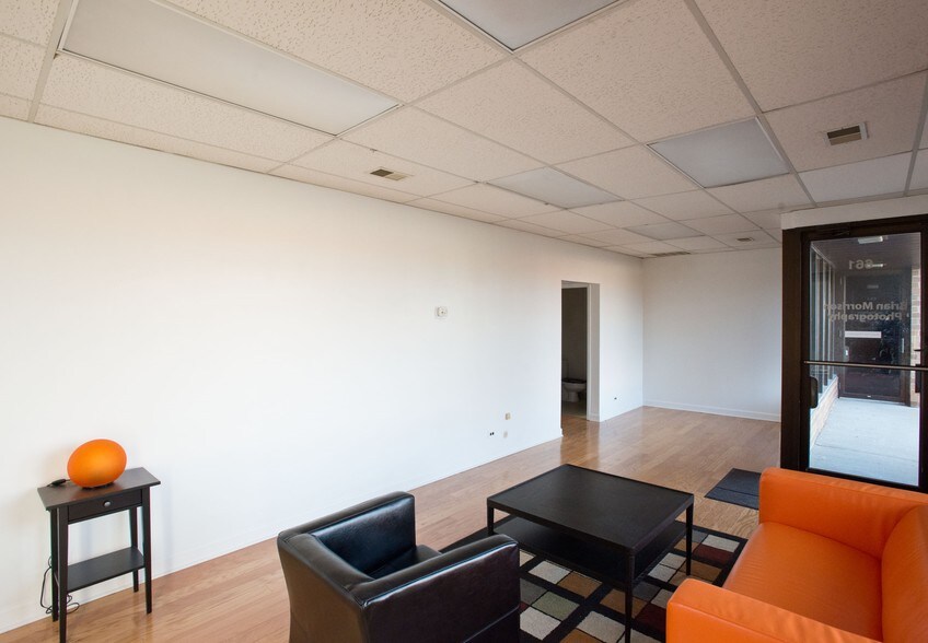 More Photos Of 641-683 Academy Dr, Northbrook Warehouse For Lease