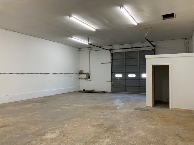 More Photos Of 104 S John St, Wilmington Flex For Lease